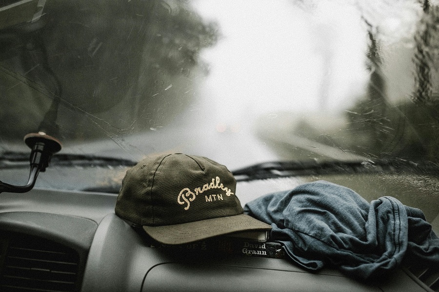 GORRA EN EL SALPICADERO DE UN COCHE