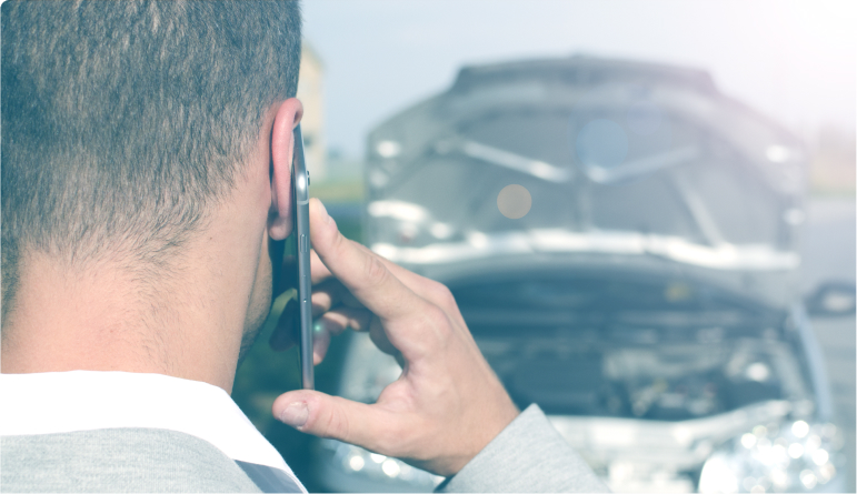 hombre llamando por teléfono por accidente de coche